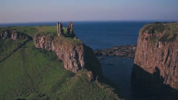 Руины Замка Дансевик Антрим Кост Северная Ирландия Воздушный Беспилотник — стоковое видео
