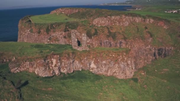 Замок Дансевик Разрушается Побережье Антрима Северная Ирландия Воздушный Беспилотник — стоковое видео