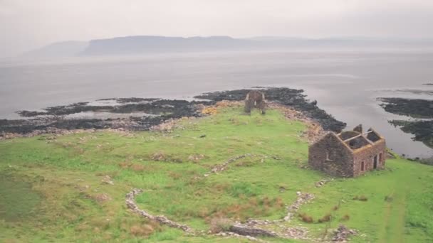 Руины Острове Ратлин Побережье Антрим Северная Ирландия Воздушный Беспилотник — стоковое видео
