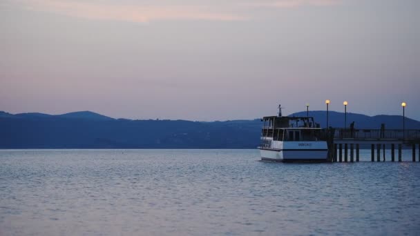 Човен Приправлений Джетті Озері Брачччччччччччано Італії — стокове відео