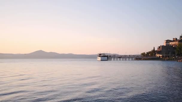 Landscape View Lake Bracciano Coastline Italy Dusk — Vídeos de Stock