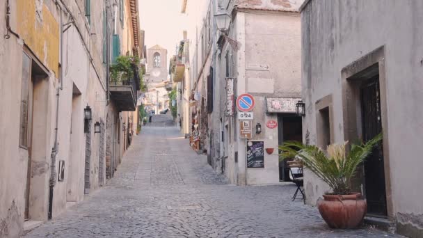 Мала Машина Проїжджає Через Традиційну Вузьку Вулицю Місті Браччччано Італія — стокове відео