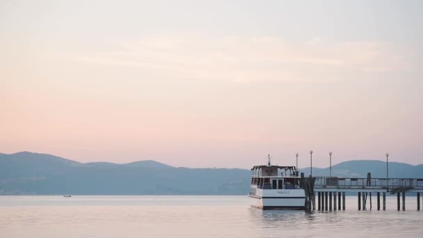 Панорама Пришвартованого Човна Озері Браччччано Італія Сутінках — стокове відео