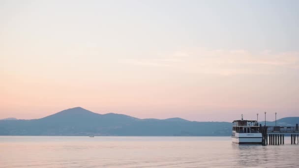 Панорамний Краєвид Пришвартованого Човна Озері Браччччано Італія Під Час Заходу Ліцензійні Стокові Відео