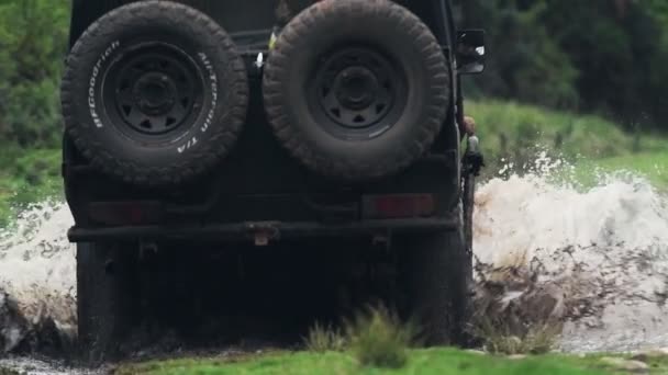 Black Road Vehicle Crossing Muddy Water Aberdare National Park Wide — Stock Video