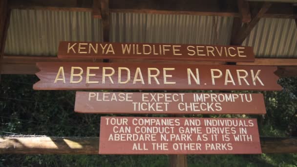 Aberdare National Park Wooden Information Signboard Kenya — Vídeos de Stock