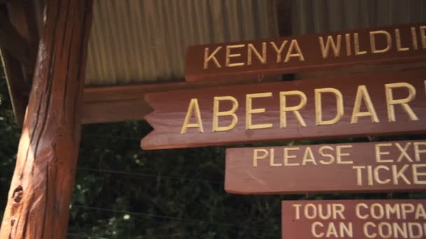 Aberdare National Park Wooden Information Signpost Kenya — Stockvideo