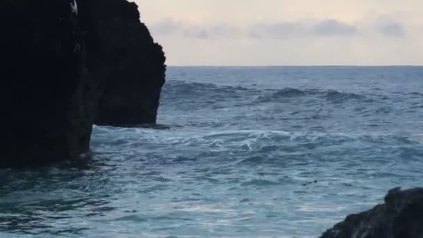 Rough Ocean Waves Crashing Cliffy Coast Watamu Beach Kenya Dusk — Stock videók