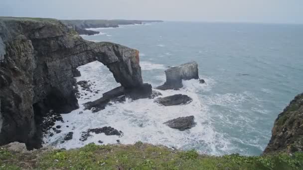 Waves Crashing Green Bridge Pembrokeshire Coast National Park Wales — Vídeos de Stock