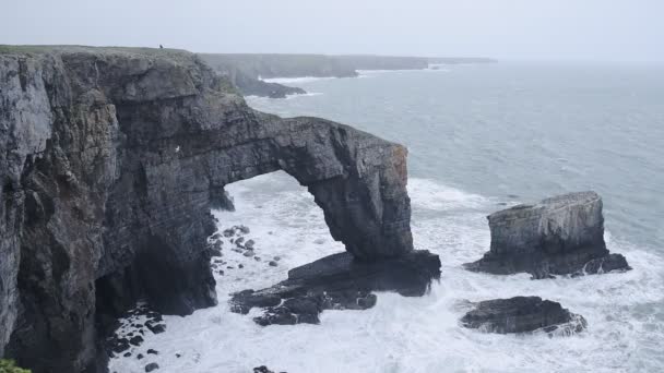 Rough Waves Crashing Green Bridge Pembrokeshire Coast National Park Wales — ストック動画