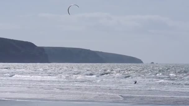 Guy Enjoying Surf Gliding Waves Pembrokeshire Wales Wide Shot — Stock video