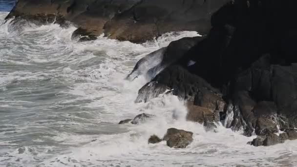 Хвилі Розбиваються Скелясте Узбережжя Пембрукшир Національний Парк Уельсі — стокове відео