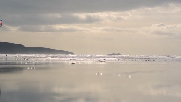 Kitesurfer Surfing Wavy Sea Pembrokeshire Wales Cloudy Sky Ground Level — Vídeos de Stock