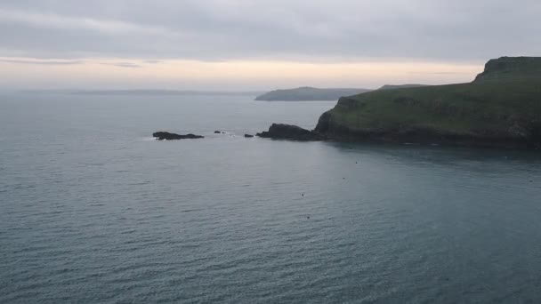 Landscape View Skomer Island Cliffy Coastline Wales Dusk — Stockvideo