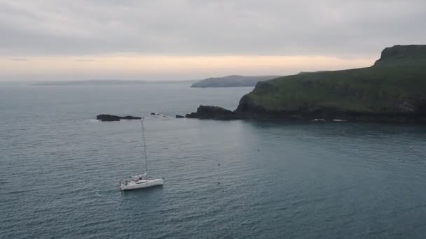 Boat Sailing Ocean Skomer Island Wales Wide Shot — Video