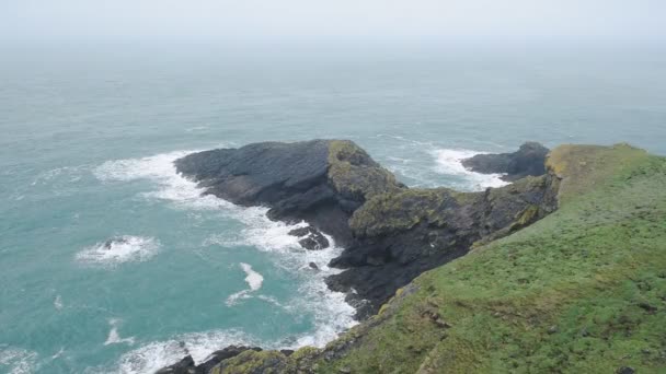 Waves Crashing Rocky Shore Sunny Day Skomer Island Wales Aerial — Stockvideo