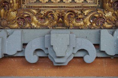 Bali 'de bir köyde bir evin duvarı oyulmuş..