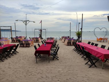 Jimbaran, Bali, Endonezya - 17 Nisan 2022: Mükemmel deniz ürünleri restoranlarıyla ünlü Balili Jimbaran plajı.