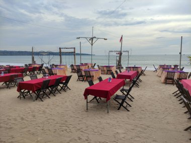 Jimbaran, Bali, Endonezya - 17 Nisan 2022: Mükemmel deniz ürünleri restoranlarıyla ünlü Balili Jimbaran plajı.