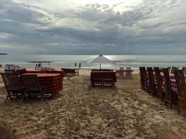Balili Jimbaran plajı mükemmel deniz ürünleri restoranları ile ünlüdür..