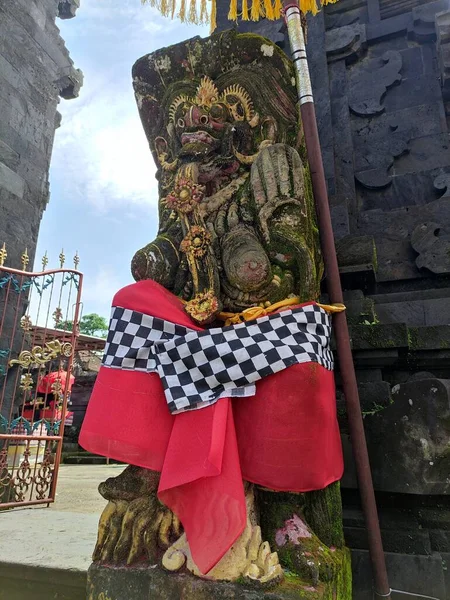 バリ島の寺院の前にある像 — ストック写真