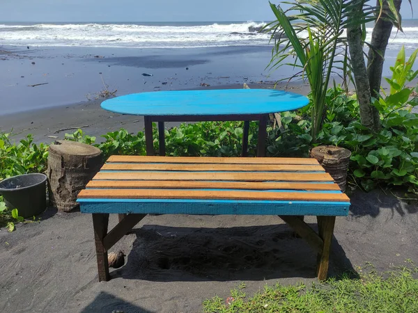 Posti Sedere Legno Sulla Spiaggia Mentre Godendo Vista Della Spiaggia — Foto Stock