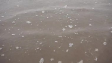 Sakin dalgalar boş kumsalda yuvarlanıyor