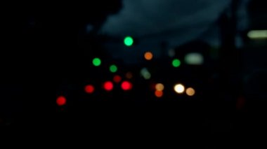 4K Bokeh 'lik trafik ışıkları, gece trafikten çıkan ışıklar.