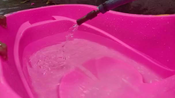 Kind Spelen Het Water Klaar Een Bad Nemen Roze Plastic — Stockvideo