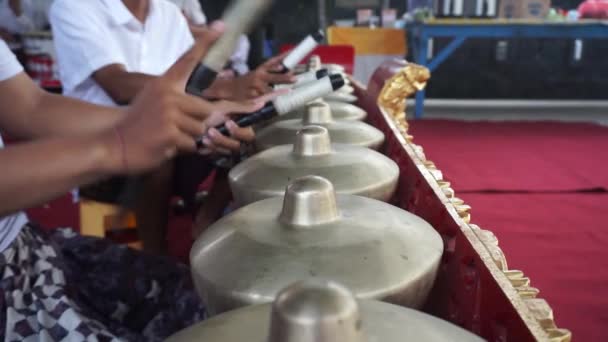Balinese Muzikanten Die Het Reong Muziekinstrument Bespelen — Stockvideo