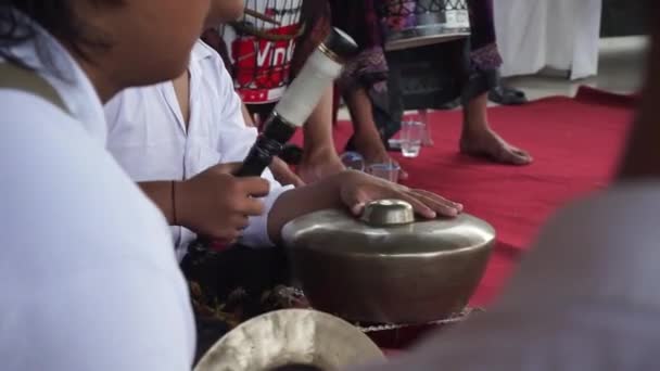 Bali Indonesien Mars 2022 Balinesiska Musiker Spelar Gong Musikinstrument — Stockvideo