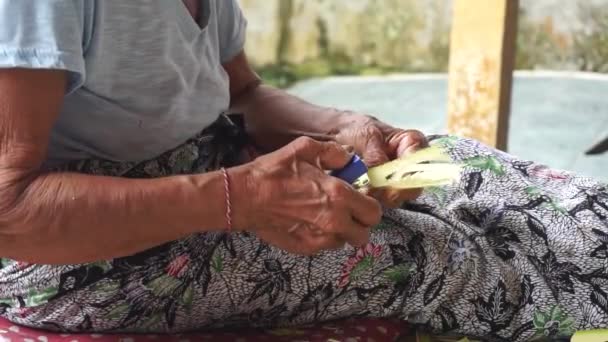 Balinese Mensen Offeren Offers Van Bladeren Mejejaitan Activiteit Wordt Meestal — Stockvideo