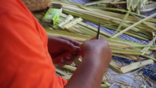Balinesen Bringen Aus Den Blättern Opfergaben Dar Die Mejejaitan Aktivität — Stockvideo
