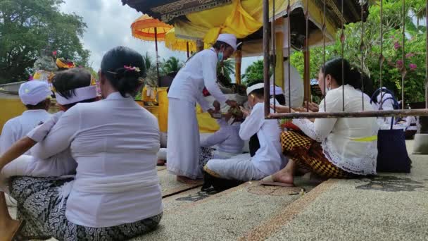 Bali Indonesië April 2022 Mangku Deelt Wijwater Uit Aan Hindoes — Stockvideo