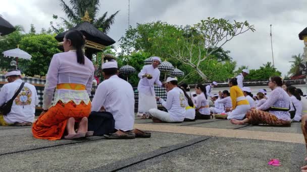 Μπαλί Ινδονησία Απριλίου 2022 Mangku Διανέμει Αγιασμό Στους Ινδουιστές Που — Αρχείο Βίντεο