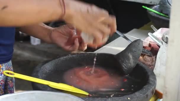 향신료를 루자크는 과매운 양념으로 이루어져 인도네시아 음식이다 — 비디오