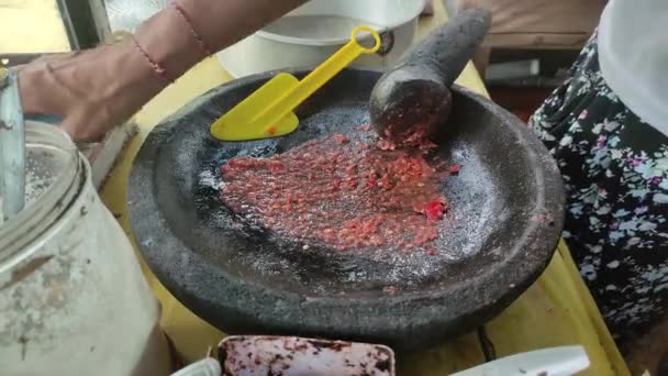 Seorang Pedagang Mencampur Rempah Rempah Rujak Rujak Adalah Makanan Khas — Stok Video