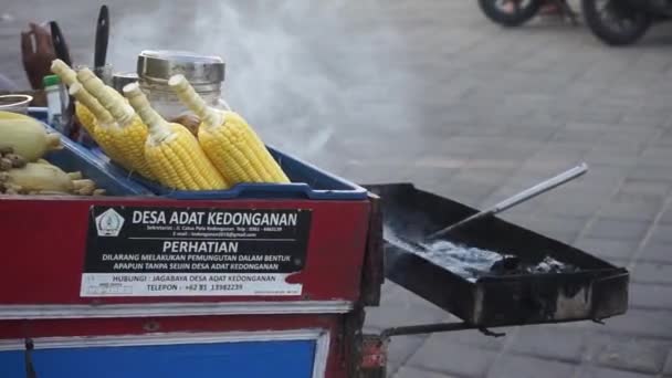 Bali Indonesië Maart 2022 Gegrilde Maïshandelaren Verkopen Kedonganan Strand — Stockvideo