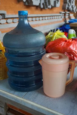 Bir galon su ve bir sürahi su..