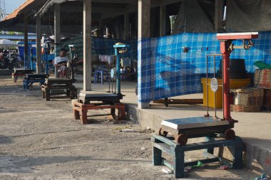 Bali, Endonezya - 15 Mart 2022: Kedonganan Balık Pazarı 'nda bir dizi terazi.