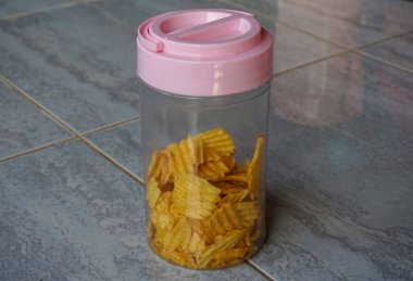 Açık kavanozda patates cipsi.