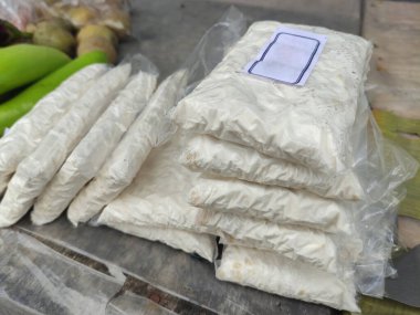 Ambalajda tempeh yığını, geleneksel bir pazarda çekilmiş fotoğraf..