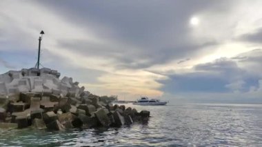 Bali, Endonezya - 17 Nisan 2022: Tekne limandan ayrılıyor ve denize açılıyor.