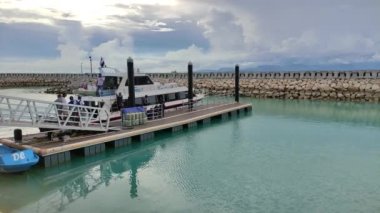 Bali, Endonezya - 17 Nisan 2022 Tekne Sampalan Geleneksel Limanı Nusa Penida 'da duruyor.