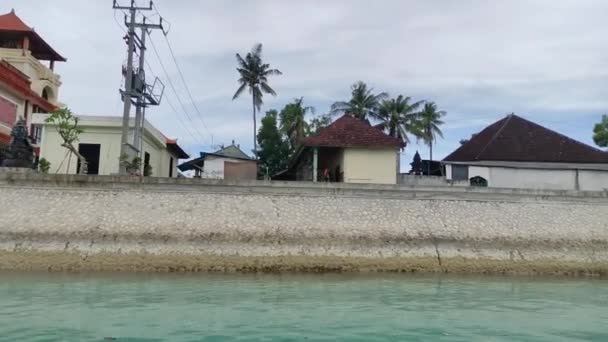 Bali Indonesien April 2022 Båten Lämnar Hamnen Och Seglar Iväg — Stockvideo