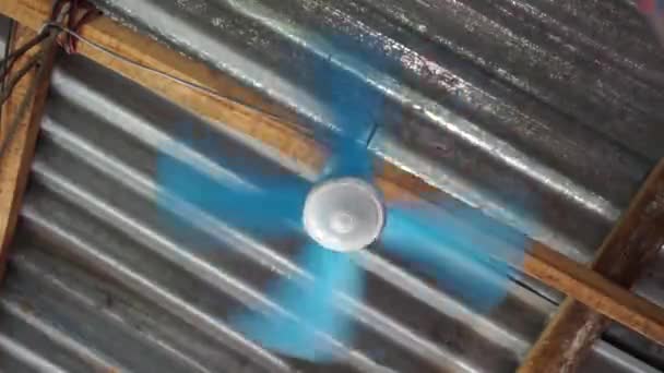 Kleine Blauwe Ventilator Uitgeschakeld — Stockvideo