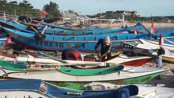 Kedonganan Bali Indonezja Marca 2022 Rybacy Naprawiają Łodzie Rybackie — Wideo stockowe
