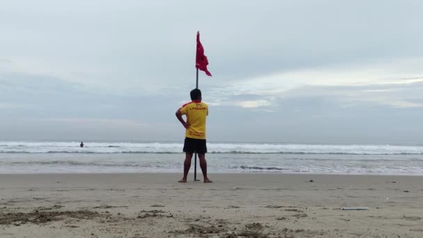 Bali Indonesia March 2022 Lifeguard Puts Danger Flag — Stock Video