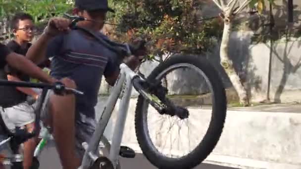 Bali Indonesien März 2022 Kleiner Junge Spielt Fahrrad Auf Der — Stockvideo