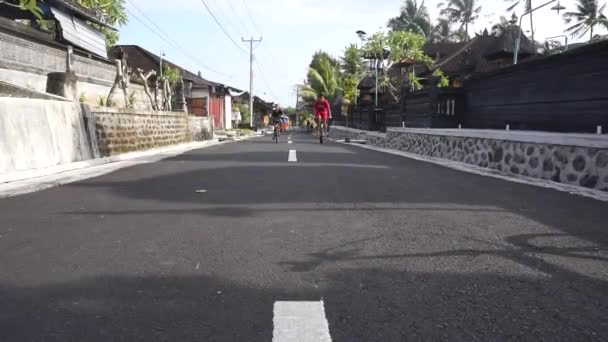 Bali Indonesien Mars 2022 Liten Pojke Spelar Cykel Gatan — Stockvideo